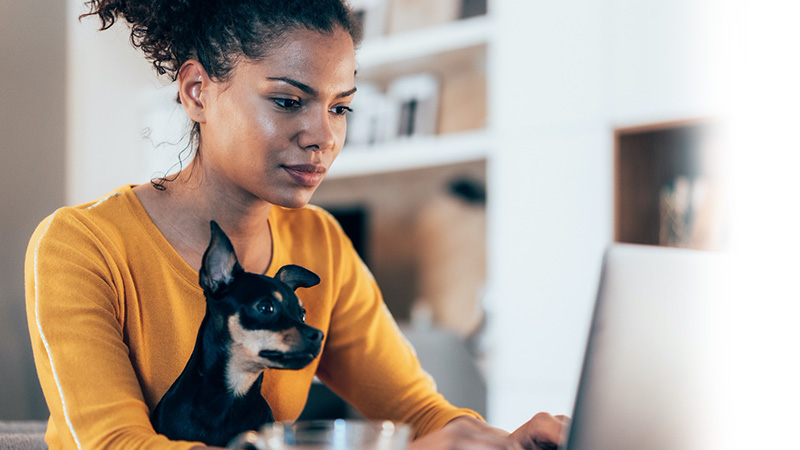 Femme qui travaille depuis son domicile