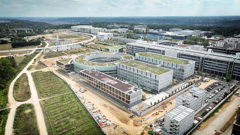 Vue aérienne d'un centre R&D d'un laboratoire pharmaceutique