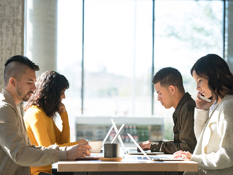 Collaborateurs en flex-office