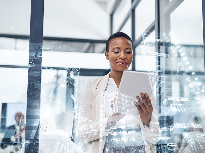 A woman analysis a data in the paper