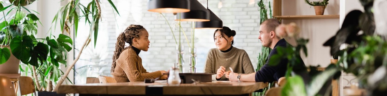 Deux personnes en discussion sur les 10 tendances de l'immobilier d'entreprise