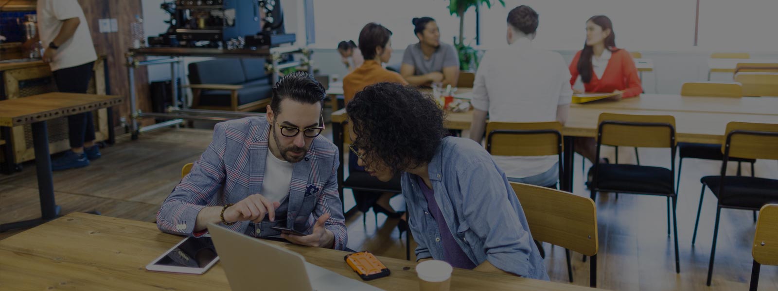 Deux salariés dans un espace de travail moderne