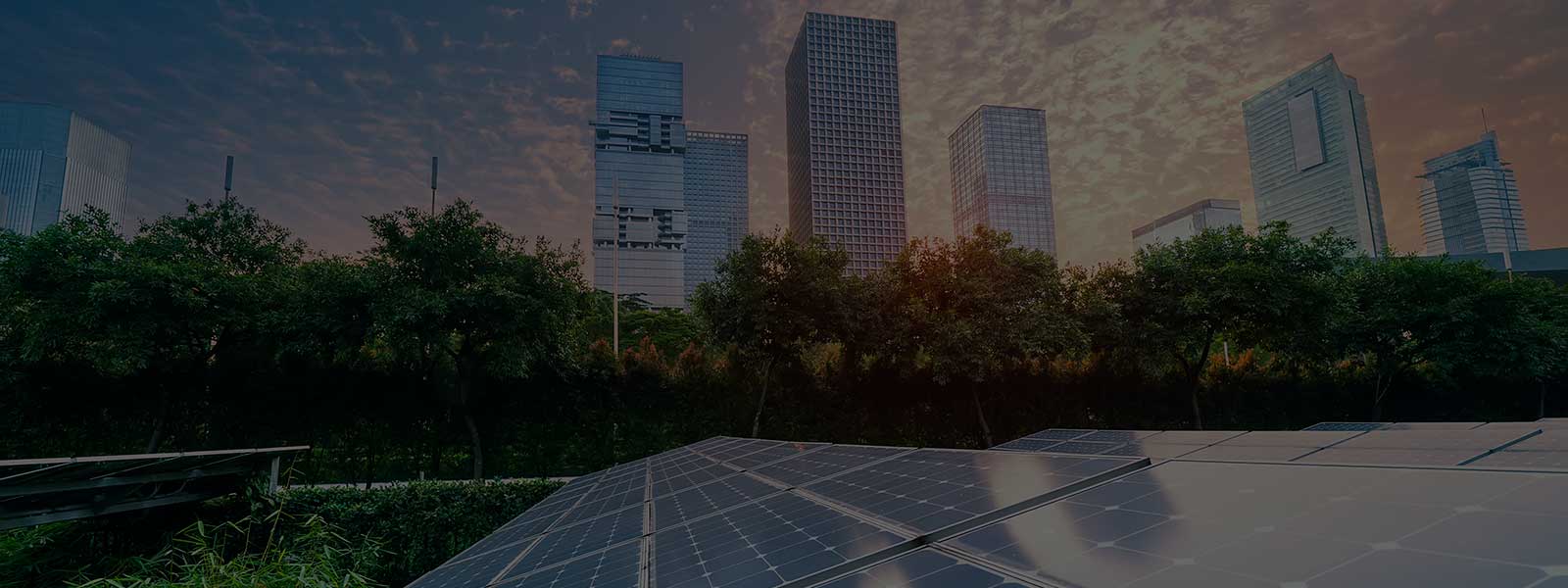 Panneaux solaires et immeubles de bureaux avec un coucher de soleil en arrière plan
