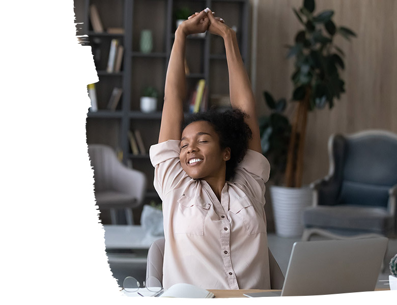 Une femme dans un bureau confortable s'étire